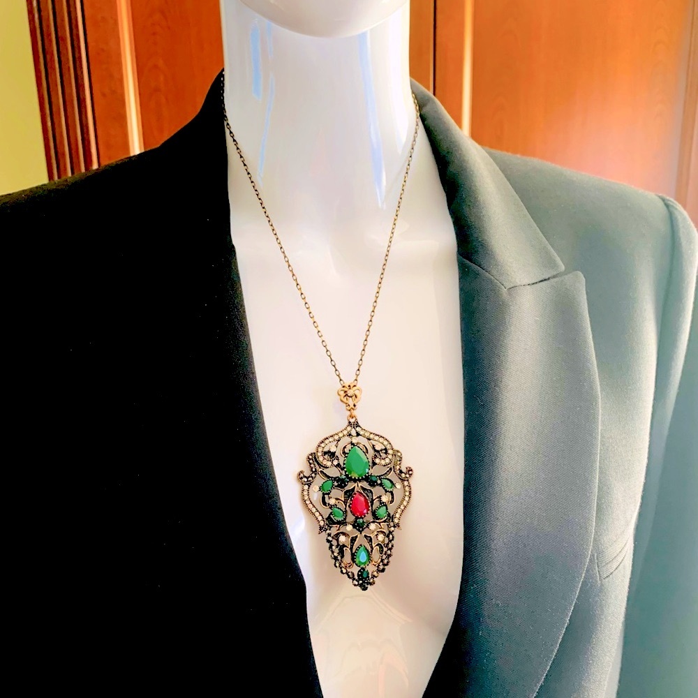 Stunning pendant necklace with green & red semi-precious stones shiny zirconiums